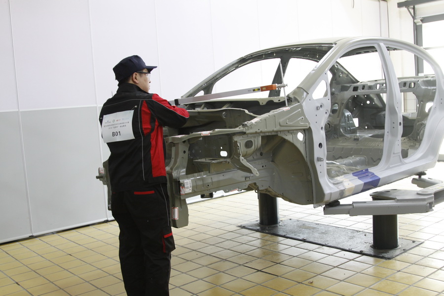 1482123952146824.jpg 參加決賽的選手在進(jìn)行發(fā)動(dòng)機(jī)艙結(jié)構(gòu)測(cè)量.JPG